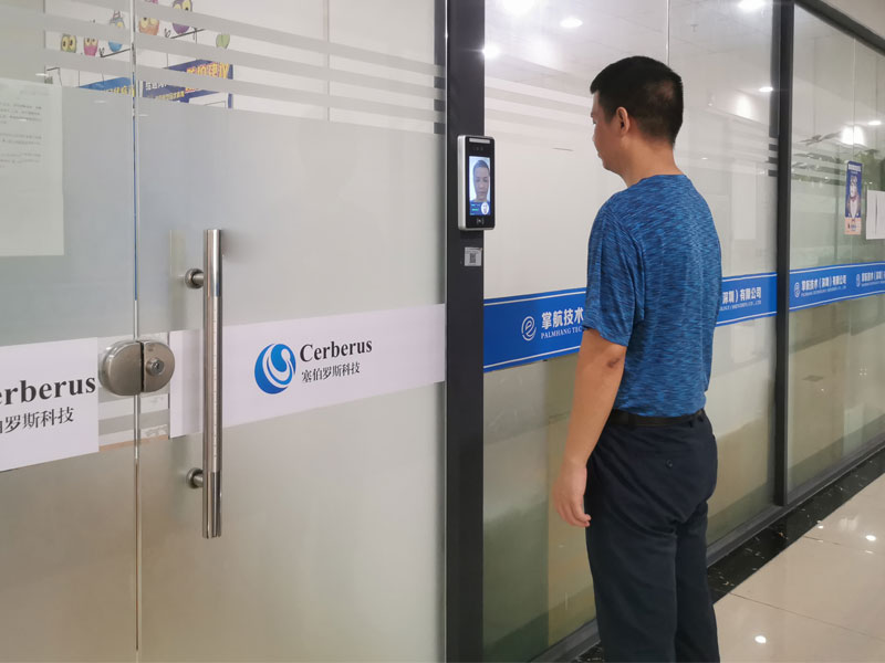 1637918868352980.jpg 7吋刷卡人臉識別考勤門禁機800P.jpg
